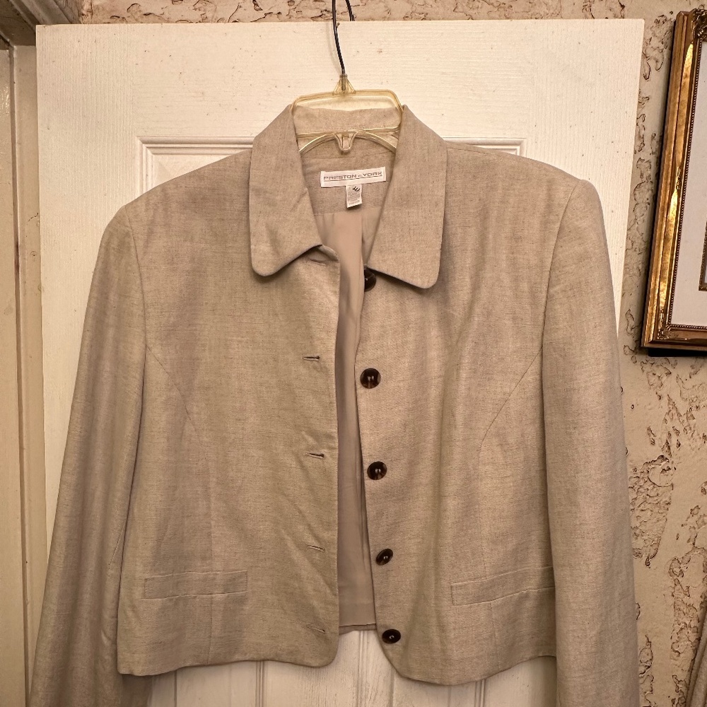 What a polished, rich camel cream colored  Women’s blazer ✨